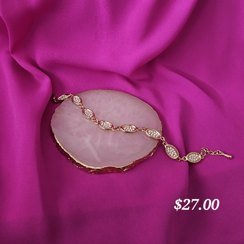 Elegant Gold and Pearl Bracelet